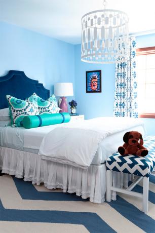 नीले शेड्स में एक बेडरूम की तस्वीर