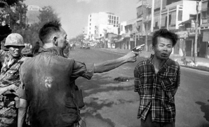 वियतनामी अधिकारी शूटिंग voenoplennogo।