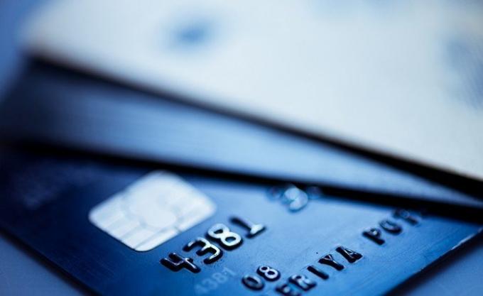 कैसे धोखेबाजों से अपने बैंक कार्ड की रक्षा के लिए पर 7 युक्तियाँ