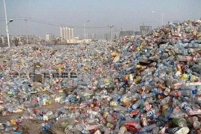 प्लास्टिक की बोतलों कि पूरे ग्रह भरा एक आदर्श निर्माण सामग्री बन जाते हैं। | फोटो: teetoteler.com।