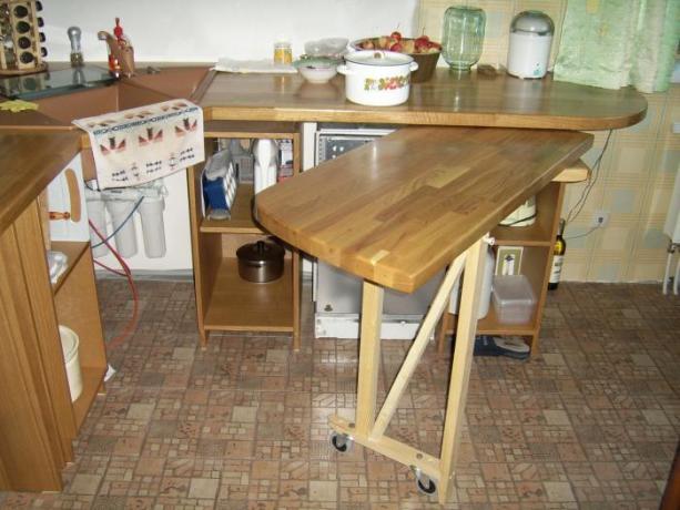 फोटो में - एक छोटी सी रसोई में एक पुल-आउट टेबल