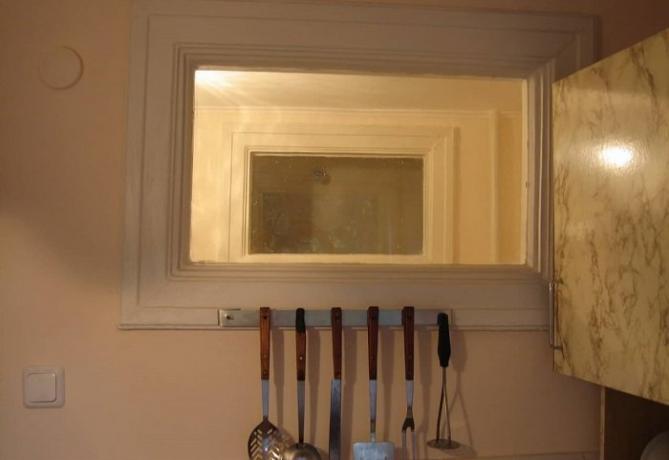 रसोई और बाथरूम बाद के प्राकृतिक प्रकाश के लिए आवश्यक के बीच खिड़की।