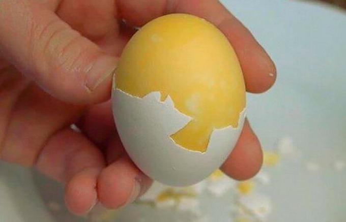 कैसे एक अंडा बाहर की जर्दी उबालने के लिए।