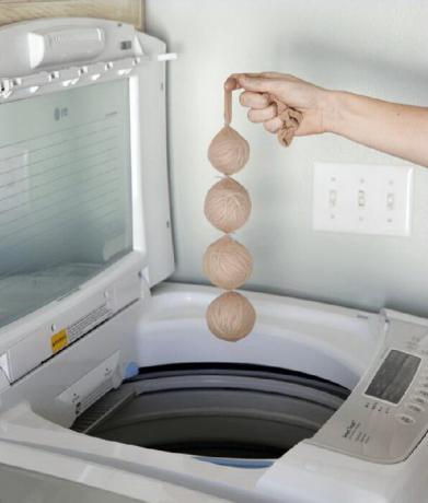 गेंदों की माला यह समय कपड़े धोने की मशीन में भेजने के लिए है।