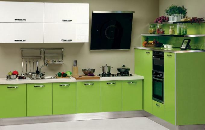 हल्के रंगों का सेट बड़े और छोटे दोनों रसोई के लिए उपयुक्त है