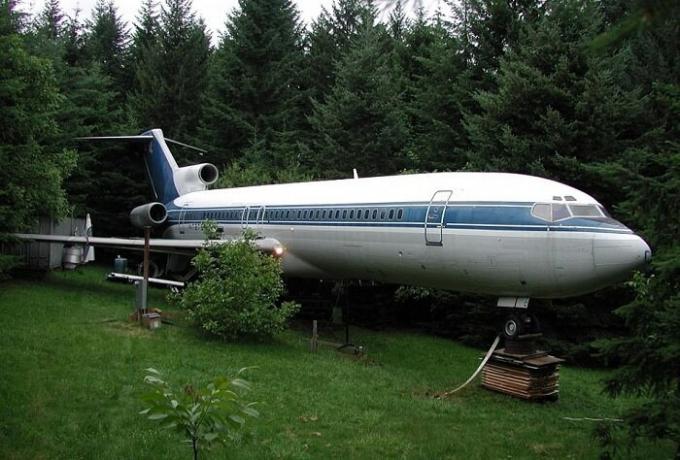 सपने सच होते हैं: आदमी घर में विमान बदल गया।