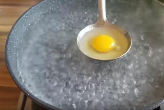 अंडा डालो। / फोटो: youtube.com। 