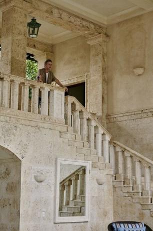 राजसी सीढ़ी विला की दूसरी मंजिल के लिए अग्रणी। | फोटो: थियागो Molinos (टैगो Molinos)।