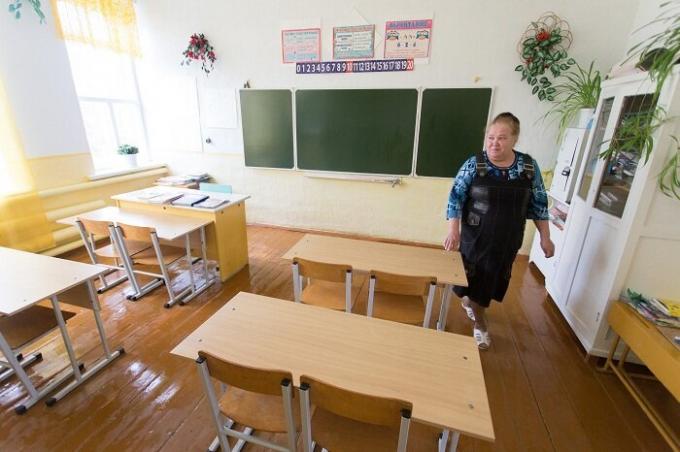 गांव के स्कूल में केवल तीन वर्गों जिसमें बच्चों को चार (Sultanov, चेल्याबिंस्क क्षेत्र) के लिए सीखने।