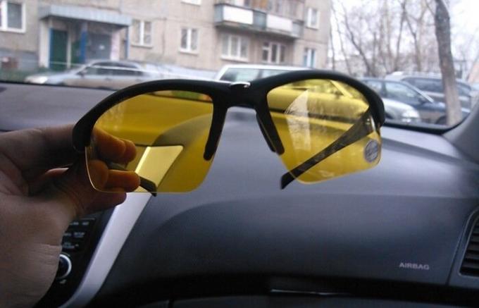 रात में ड्राइविंग के लिए पीला चश्मा: असली मदद या प्रचार डमी
