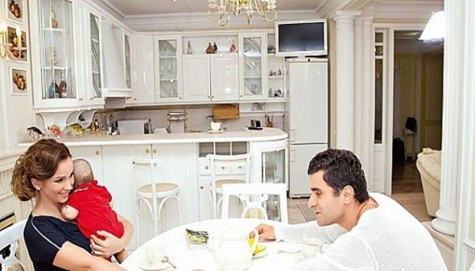 रसोई घर में अपने परिवार के साथ Anfisa चेखव। | फोटो: ru.tsn.ua.