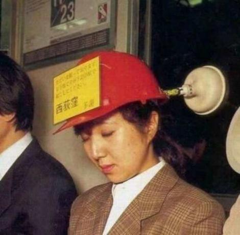 जापानी अक्सर बहुत थक रहे हैं कि मैं सो भी सार्वजनिक परिवहन में ही स्थित है। / फोटो: humourdemecs.com