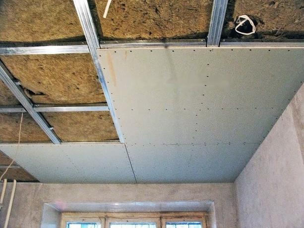 Plasterboard छत अस्तर के तहत बचाने के लिए