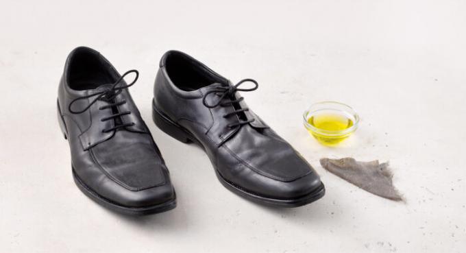 जूते जैतून का तेल के साथ अच्छी तरह से साफ किया जा सकता। / फोटो: img.thrivemarket.com