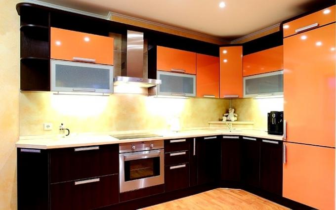 नारंगी रंगों में रसोई डिजाइन