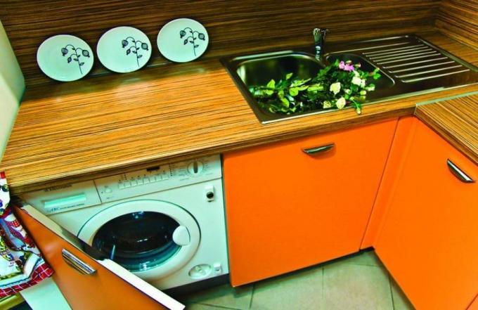 काउंटरटॉप के नीचे रसोई में वॉशिंग मशीन