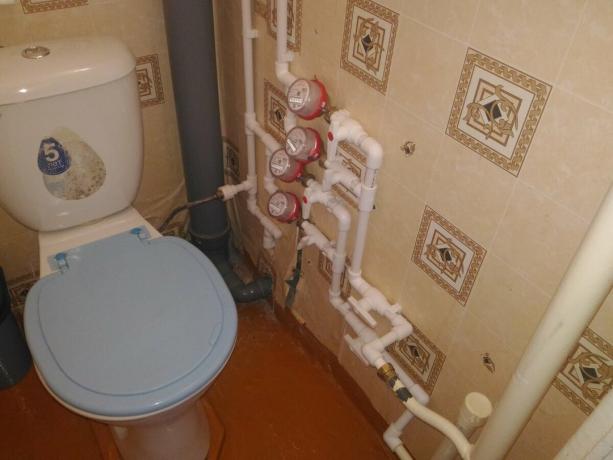नलसाजी शौचालय गर्म पानी से जुड़ा