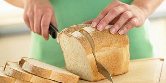 कैसे ताजा रोटी कटौती करने के लिए, तो यह उखड़ जाती नहीं है।