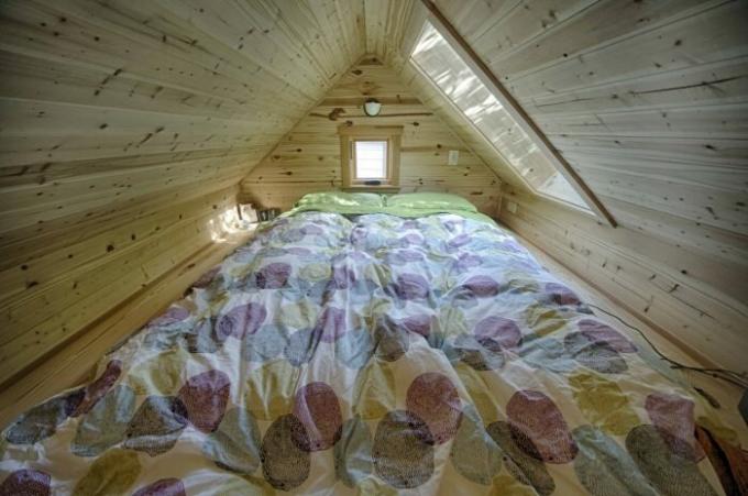 छत के नीचे डबल बेड।