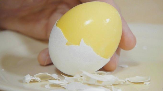 "गोल्ड" अंडे, या कैसे एक ऑमलेट अंडे को तोड़ने के बिना बनाने के लिए