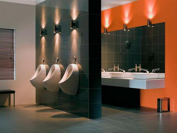 आदेश महिला शौचालय में कतारों को कम करने के लिए सार्वजनिक स्थानों में मूत्रालयों स्थापित करें।