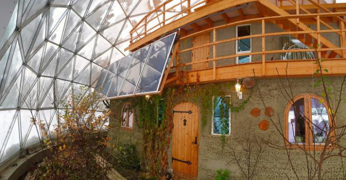 परिवार आर्कटिक सर्कल में एक घर का निर्माण किया है, जिसमें उष्णकटिबंधीय में गर्मी