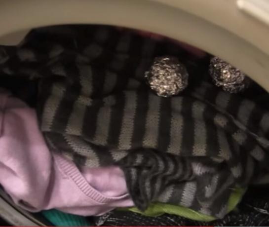 पत्नी मुझे फिर से हैरान कर दिया। कपड़े धोने की मशीन में पन्नी की गेंदों डालता है। मैं क्यों समझाया!