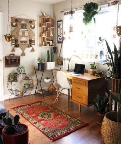 बोहो घर कार्यालय, एक हल्की मेज के साथ कोने, थोड़ा दिखावा macrame, इनडोर पौधों