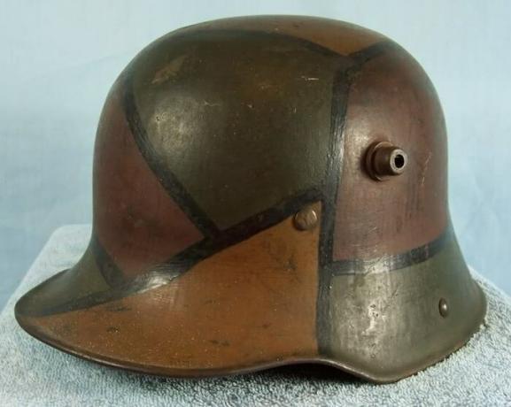 M16 प्रथम विश्व युद्ध के दौरान छलावरण वर्दी में हेलमेट।