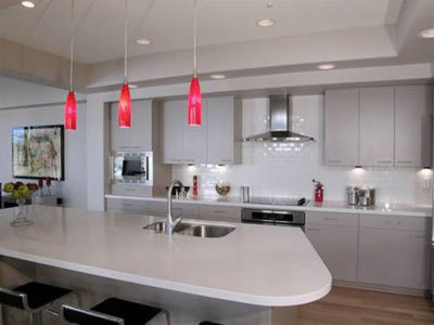 इस रसोई में तीन प्रकार के प्रकाश का उपयोग किया जाता है