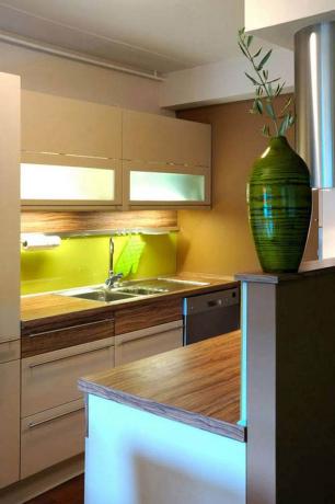 एक छोटे से रसोई के रसोई के इंटीरियर डिजाइन को coziness बनाने के लिए अतिरिक्त तत्वों के उपयोग को बिल्कुल भी बाहर नहीं करता है