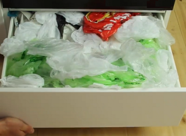 कैसे एक प्लास्टिक की थैली और पैकेज के साथ पैकेज के साथ बॉक्स से छुटकारा पाने के।