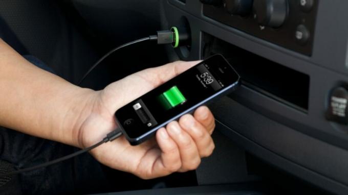 क्यों चार्ज कार में एक मोबाइल फोन बहुत ही खतरनाक है?