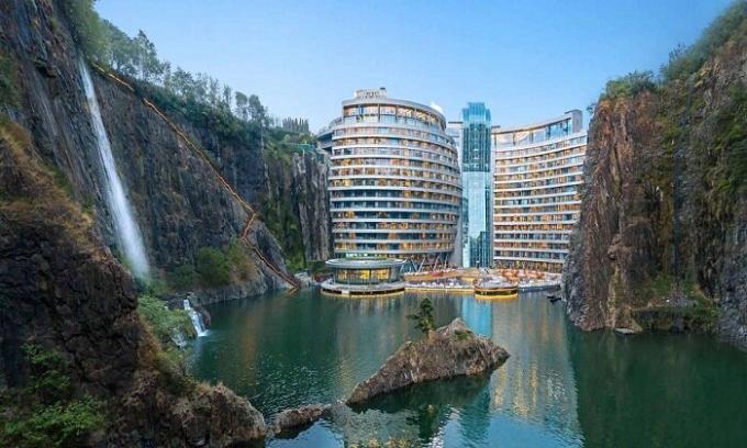 शंघाई (चीन) के पास खोला भूमिगत सॉन्गजियांग इंटरकांटिनेंटल होटल।