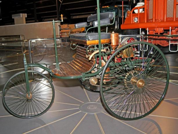 संग्रहालय की प्रदर्शनी - दुनिया की पहली कार बेंज पेटेंट-Motorwagen, 1885 है
