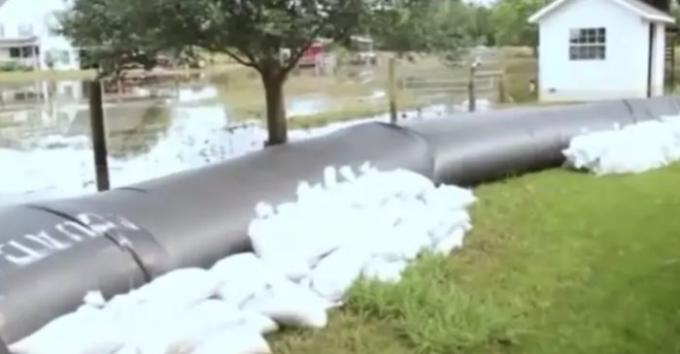 Sandbags ट्यूब मजबूत करने के लिए काम करते हैं।