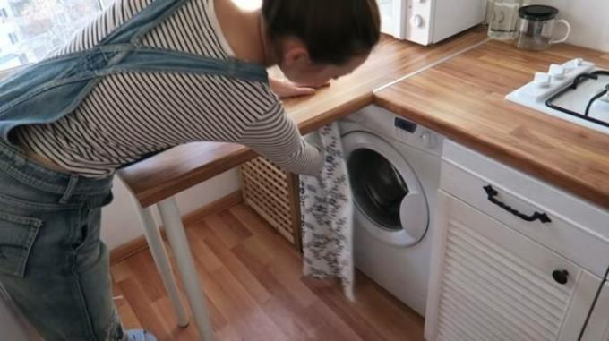 कपड़े धोने की मशीन एक पर्दे के पीछे एक टेबल के नीचे छिपाने में कामयाब रहे। | फोटो: cpykami.ru।