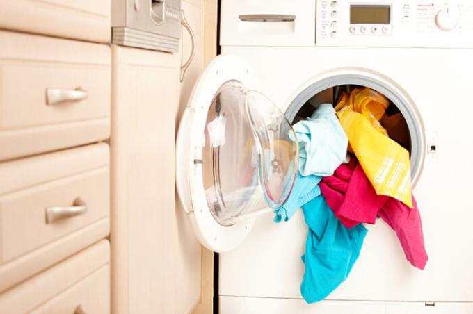 हम मशीन मशीन में कपड़े धोने के दौरान एक गीले कपड़े की क्या ज़रूरत है क्यों: अनुभवी गृहिणियों से चाल