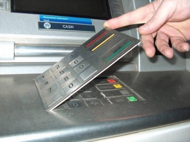 कैसे धोखेबाजों से अपने बैंक कार्ड की रक्षा के लिए पर 7 युक्तियाँ