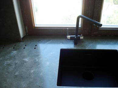 टेबल टॉप एक खिड़की दासा है जिसमें हवा के संवहन के लिए एक अंतर्निहित सिंक और उद्घाटन है।