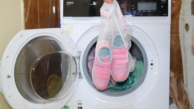 कैसे मशीन में जूते धोने के लिए, तो यह तेजी से नहीं razlezlas करता है, और एकमात्र बंद नहीं आता