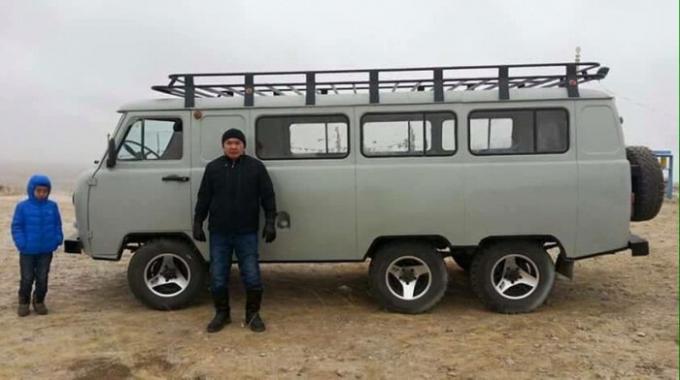 त्रिअक्षीय UAZ, जो मंगोलिया में है और असामान्य नहीं है। | फोटो: carakoom.com।