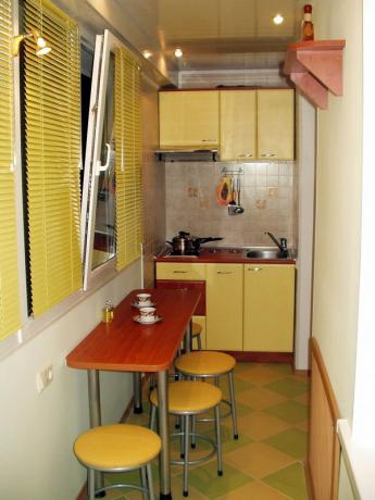 लॉगगिआ पर एक पूर्ण रसोईघर परियोजना के कार्यान्वयन की तस्वीर