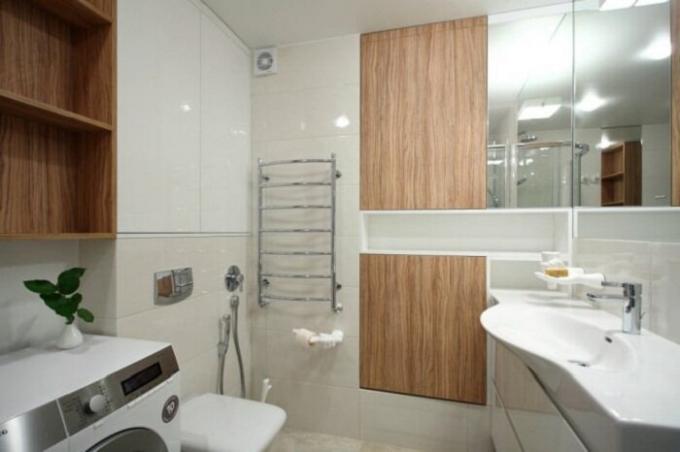 एक "गीला बाथरूम" यूरोपीय शैली का निर्माण एक बाथरूम के आकार को कम करने के लिए मदद की है। | फोटो: interiorsmall.ru।