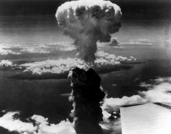 नागासाकी पर परमाणु बम।