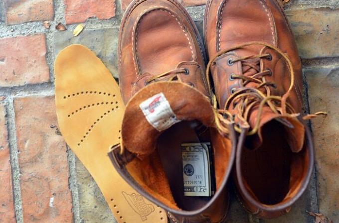 
बचत एक पुराने बूट में भीतरी तले में रखा जा सकता है। / फोटो: gkd.ru. 