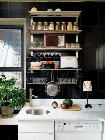 छोटे अपार्टमेंट में काली रसोई इंटीरियर