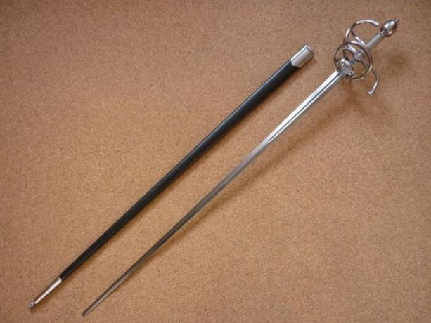 तलवार - यह आसान बड़प्पन के लिए हथियारों की मूल रूप से एक नागरिक संस्करण, केवल सिरे पर तेज है। | फोटो: popgun.ru। 