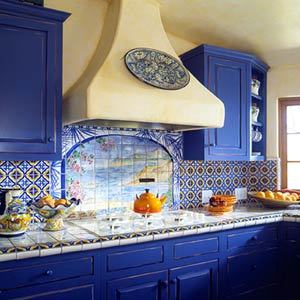 हल्की दीवारों की पृष्ठभूमि पर एक नीले रसोईघर की तस्वीर