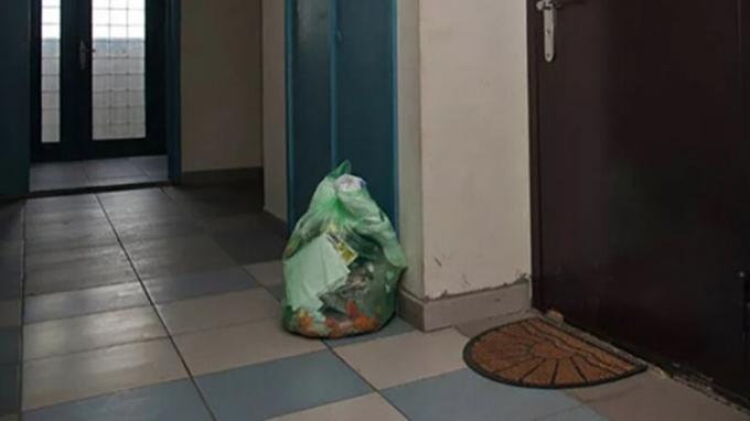 Umnichka पत्नी, दूध छुड़ाने पड़ोसियों आम गलियारे में कचरे के बैग खड़े हो जाओ, अब बेकार गंध नहीं है!